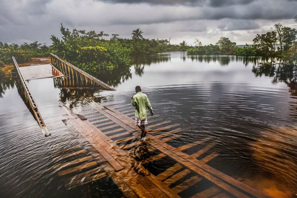 A Madagascar en 2009 :  pont effondré lors du passage d'un cyclone